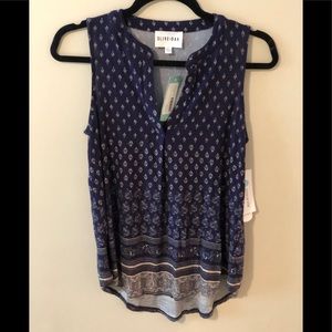 Olive & Oak Letizia Split Neck Hi-Low sleeveless